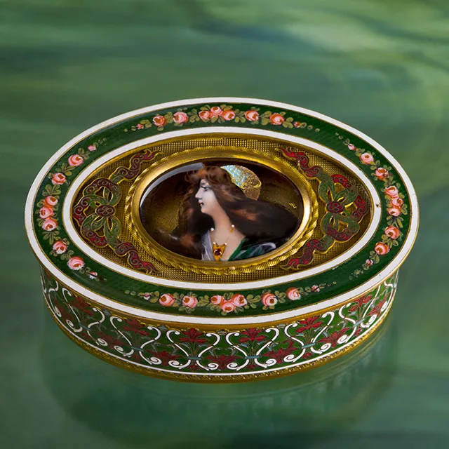 薔薇と女性の宝石小箱