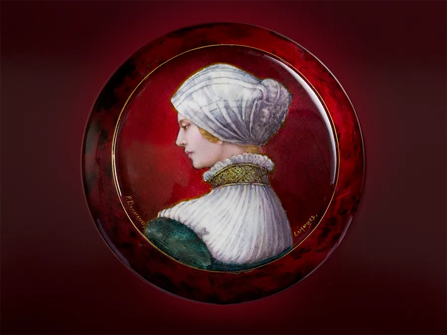 白い頭巾の女性像エマーユ小箱